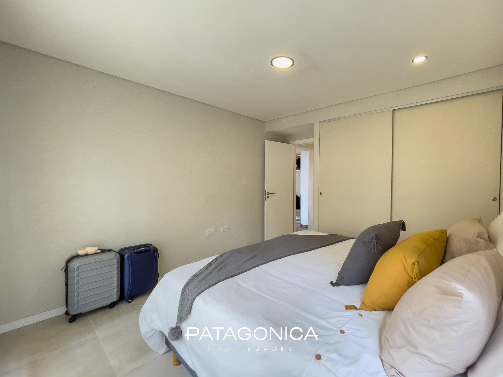 FOR SALE: Duplex-style apartment, 3 rooms + garage. El Mercado neighborhood, Villa la Angostura