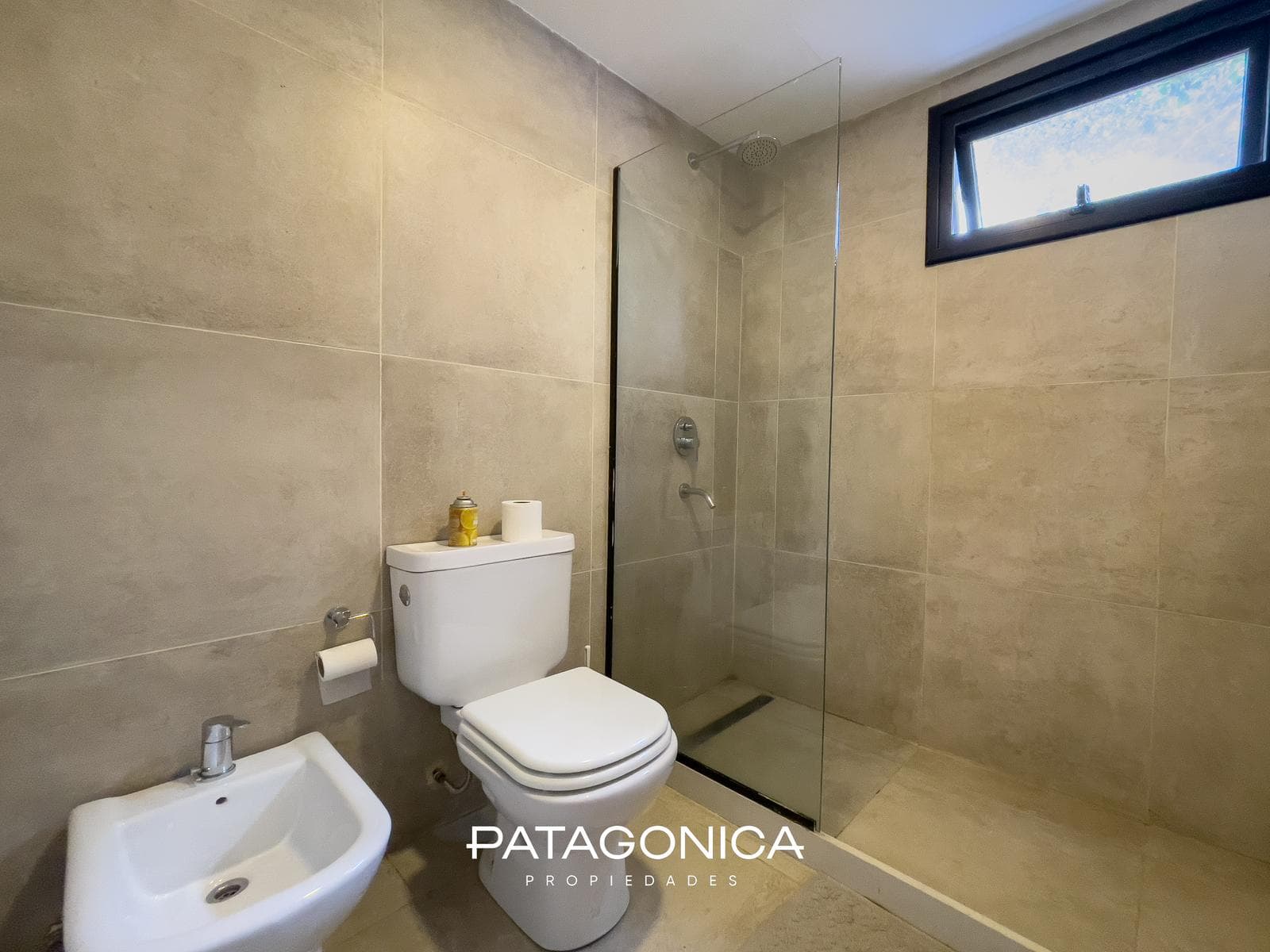FOR SALE: Duplex-style apartment, 3 rooms + garage. El Mercado neighborhood, Villa la Angostura