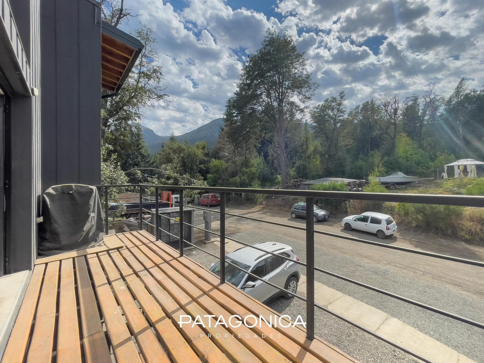 FOR SALE: Duplex-style apartment, 3 rooms + garage. El Mercado neighborhood, Villa la Angostura