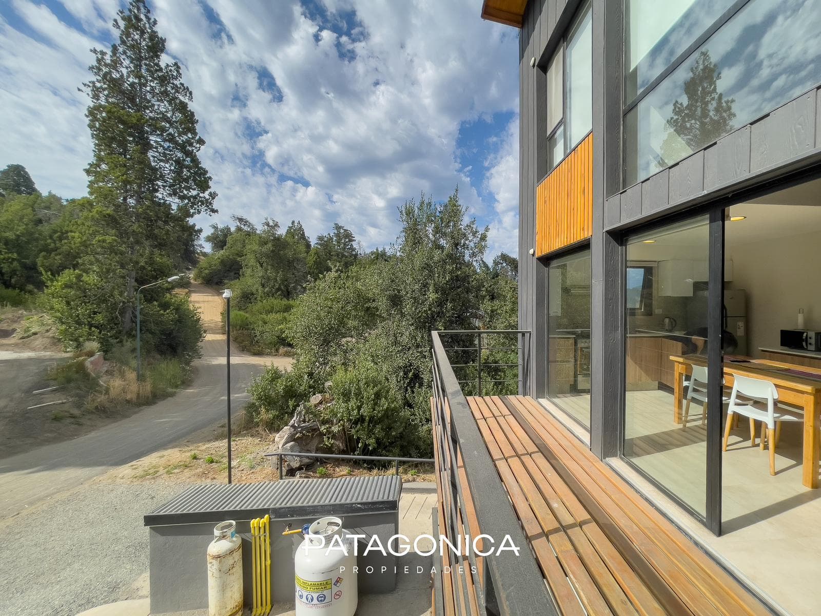 FOR SALE: Duplex-style apartment, 3 rooms + garage. El Mercado neighborhood, Villa la Angostura