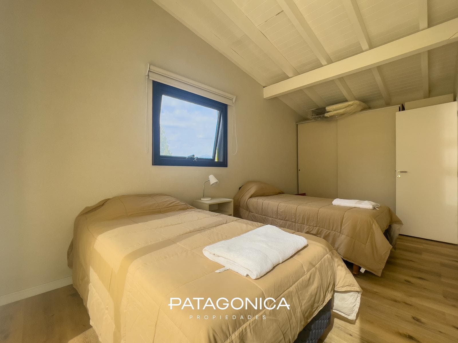 FOR SALE: Duplex-style apartment, 3 rooms + garage. El Mercado neighborhood, Villa la Angostura
