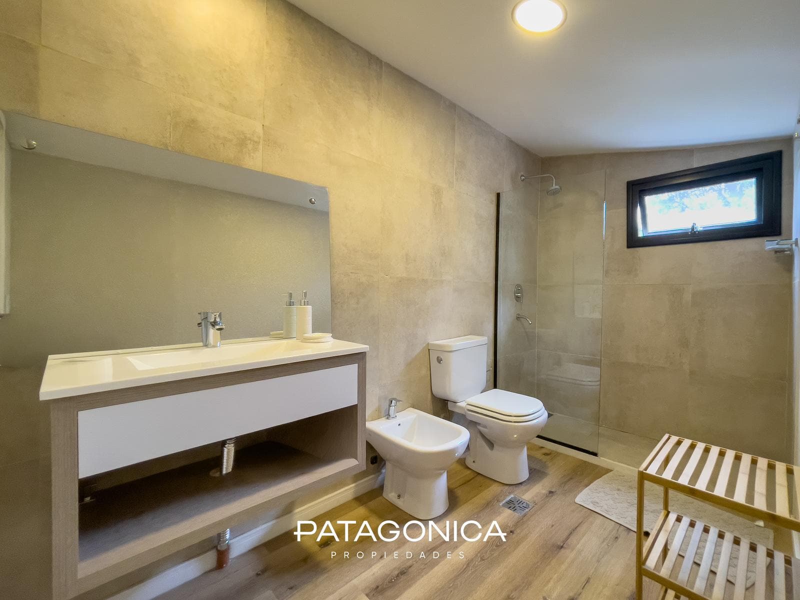 FOR SALE: Duplex-style apartment, 3 rooms + garage. El Mercado neighborhood, Villa la Angostura
