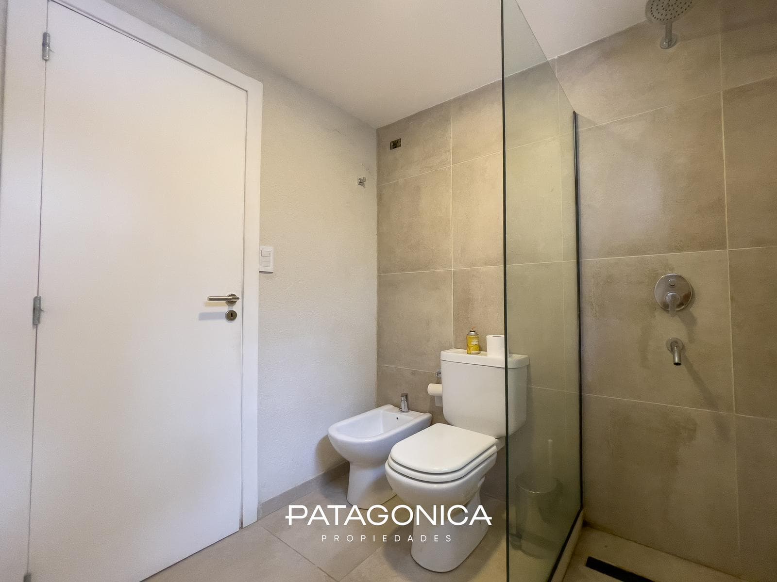 FOR SALE: Duplex-style apartment, 3 rooms + garage. El Mercado neighborhood, Villa la Angostura