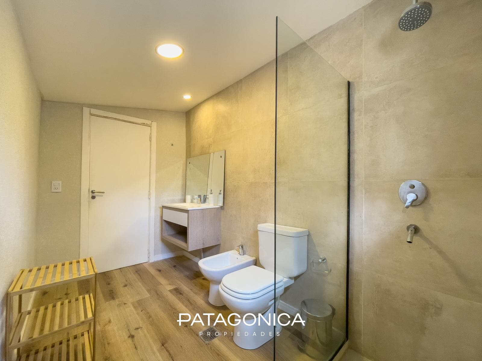 FOR SALE: Duplex-style apartment, 3 rooms + garage. El Mercado neighborhood, Villa la Angostura