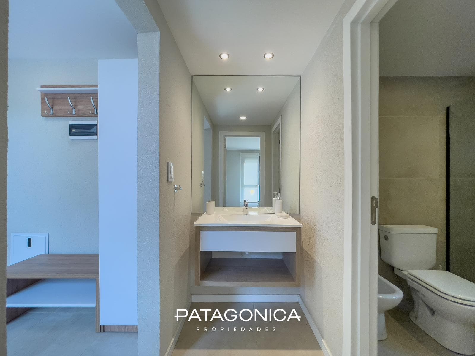 FOR SALE: Duplex-style apartment, 3 rooms + garage. El Mercado neighborhood, Villa la Angostura