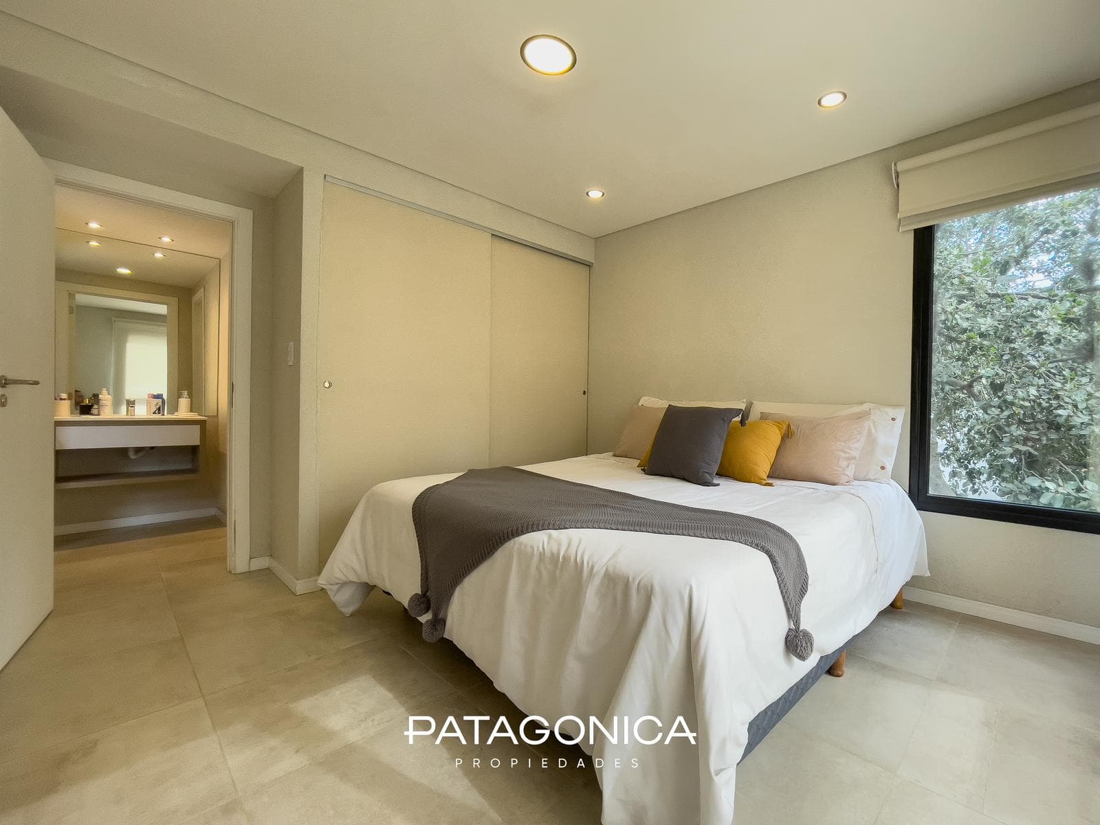 FOR SALE: Duplex-style apartment, 3 rooms + garage. El Mercado neighborhood, Villa la Angostura