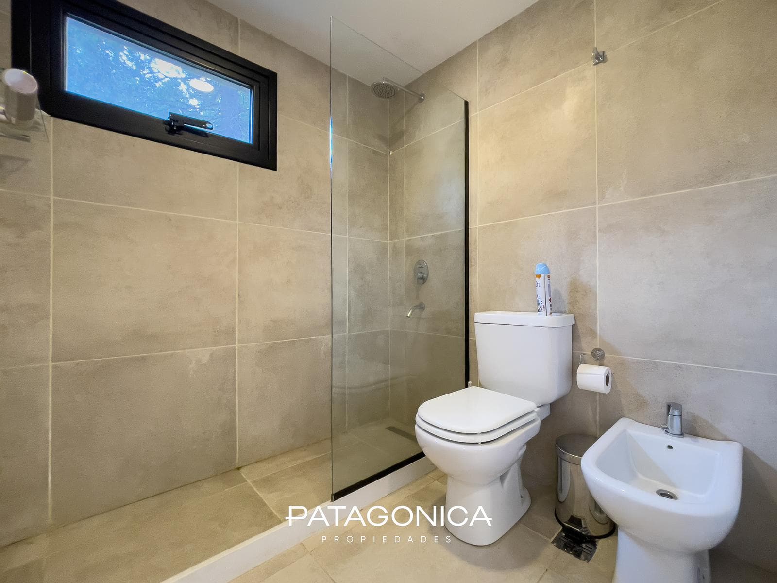 FOR SALE—2-ROOM APARTMENT WITH COVERED PARKING SPACE, DECK, AND GARDEN. EL MERCADO NEIGHBORHOOD, VILLA LA ANGOSTURA