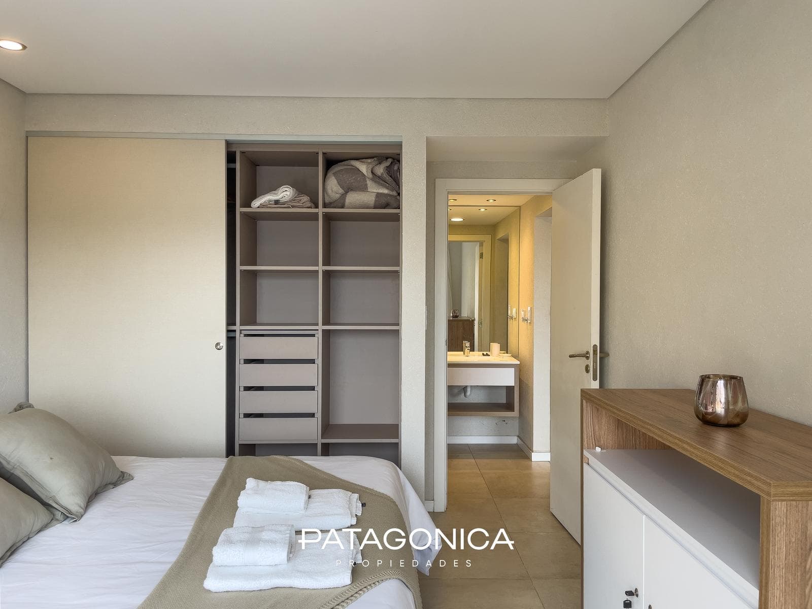 FOR SALE—2-ROOM APARTMENT WITH COVERED PARKING SPACE, DECK, AND GARDEN. EL MERCADO NEIGHBORHOOD, VILLA LA ANGOSTURA