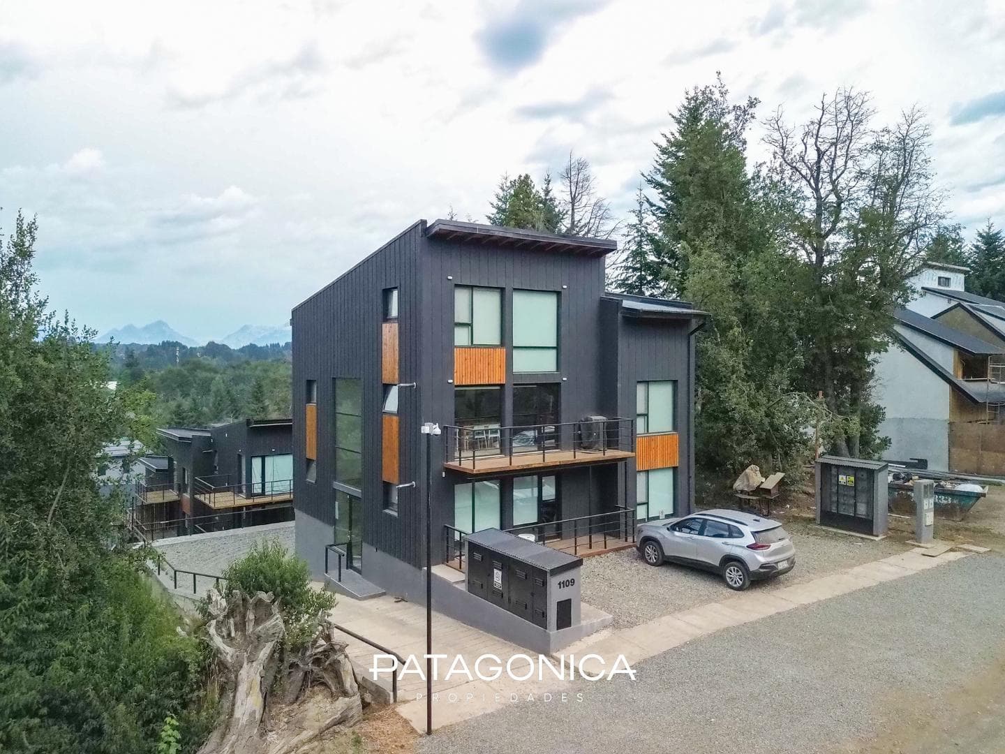 FOR SALE—2-ROOM APARTMENT WITH COVERED PARKING SPACE, DECK, AND GARDEN. EL MERCADO NEIGHBORHOOD, VILLA LA ANGOSTURA