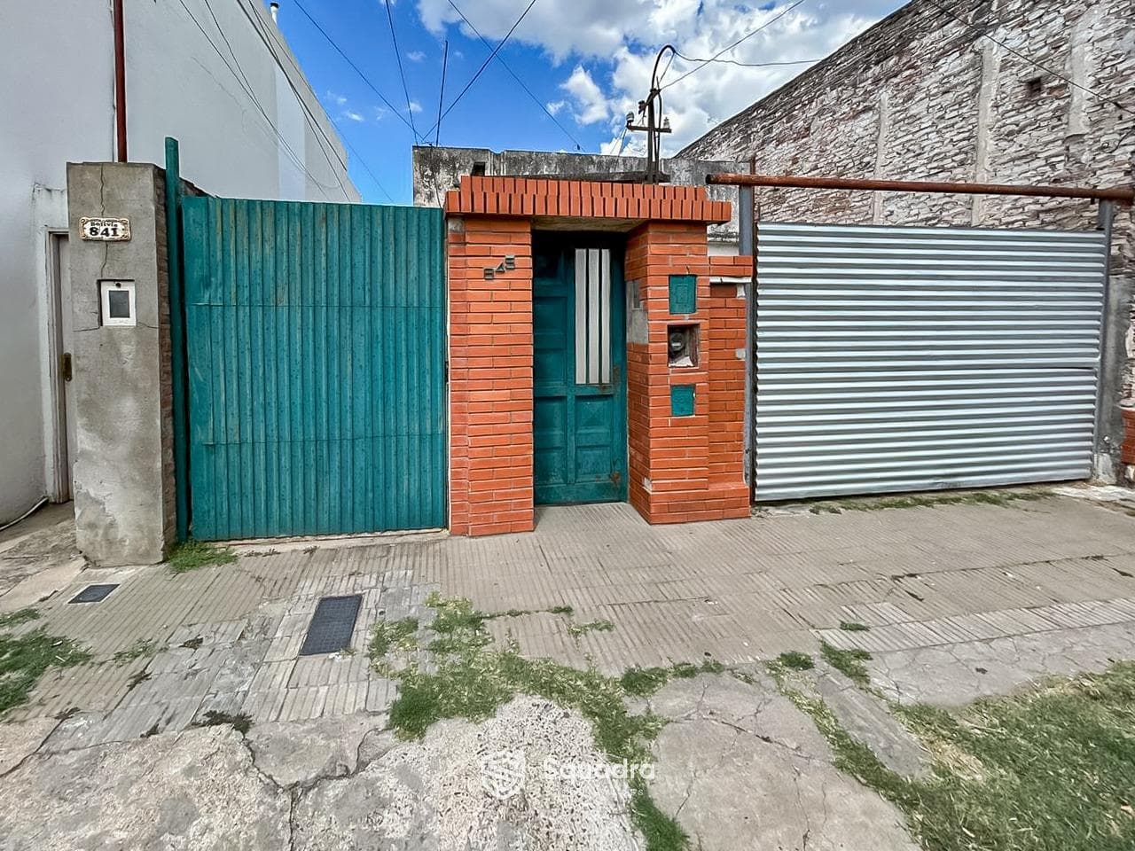 FOR SALE - House in need of renovation on a main street - Belgrano Neighborhood, Rosario. - QUALIFIES FOR A LOAN.