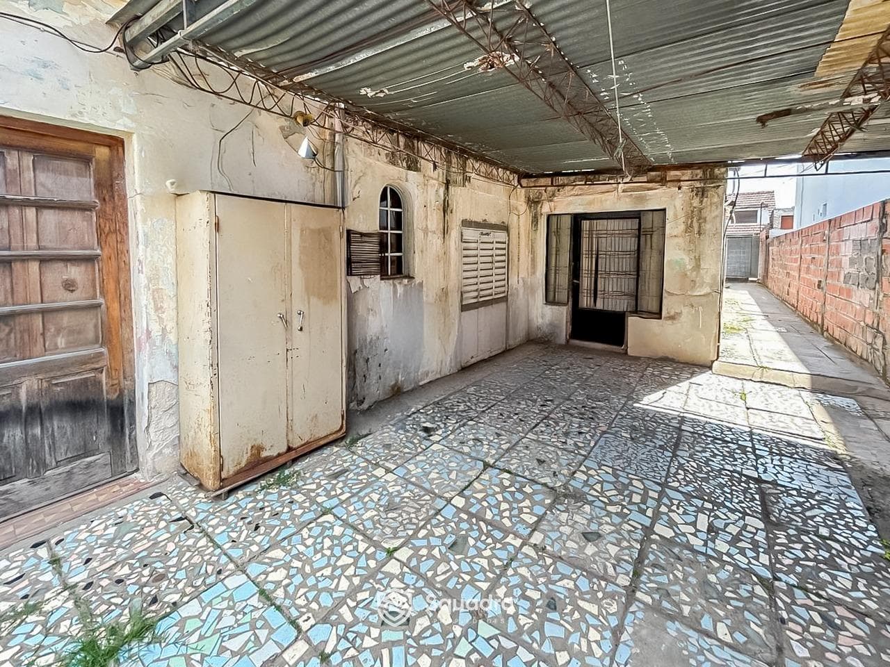 FOR SALE - House in need of renovation on a main street - Belgrano Neighborhood, Rosario. - QUALIFIES FOR A LOAN.