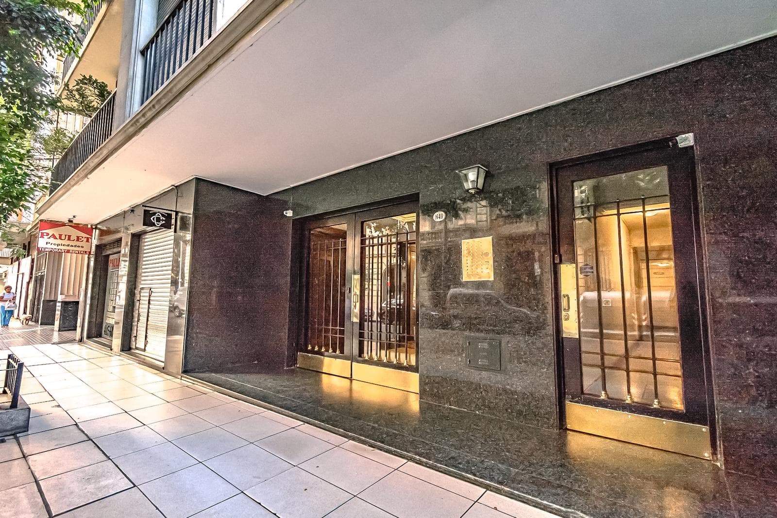 Plaza Vicente Lopez - Piso alto en Contrafrente a pulmón abierto - SUPER LUMINOSO - SEG 24 hs.