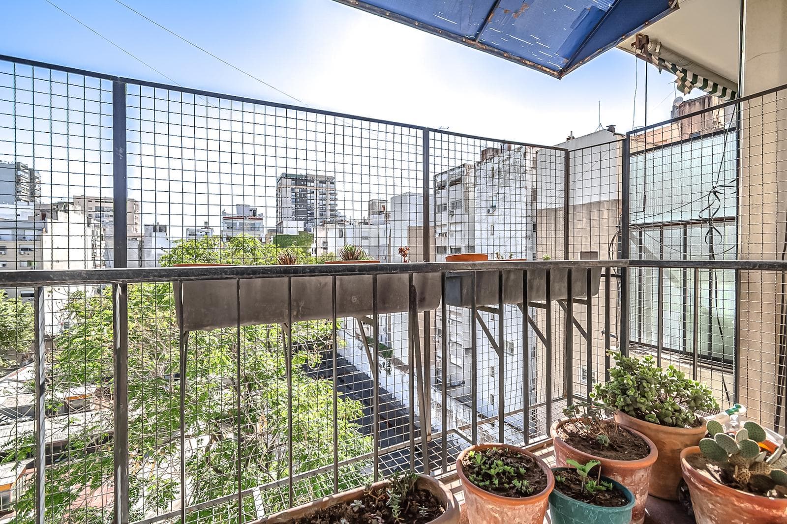 Plaza Vicente Lopez - Piso alto en Contrafrente a pulmón abierto - SUPER LUMINOSO - SEG 24 hs.