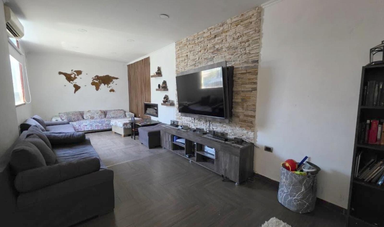 Colón Neighborhood | 4-bedroom house with an office, a pool, and a double garage
