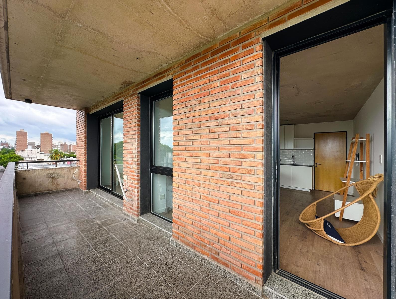 Brand-new 1-bedroom apartment with a north-facing balcony and radiators