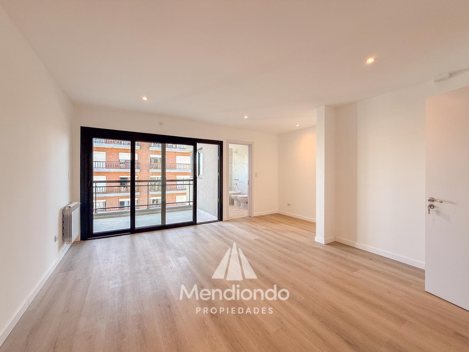 Brand-new 4-bedroom half-duplex apartment. Garage and terrace. Available IMMEDIATELY in Plaza Mitre.