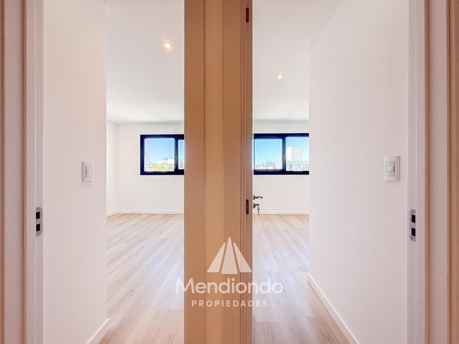 Brand-new 4-bedroom half-duplex apartment. Garage and terrace. Available IMMEDIATELY in Plaza Mitre.