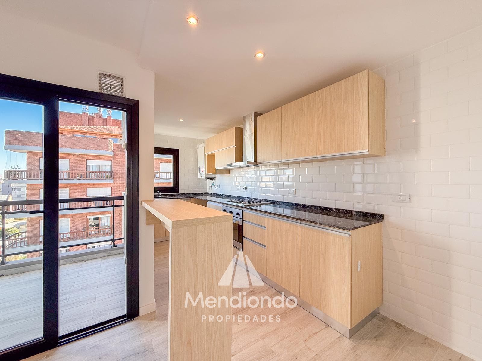 Brand-new 4-bedroom half-duplex apartment. Garage and terrace. Available IMMEDIATELY in Plaza Mitre.