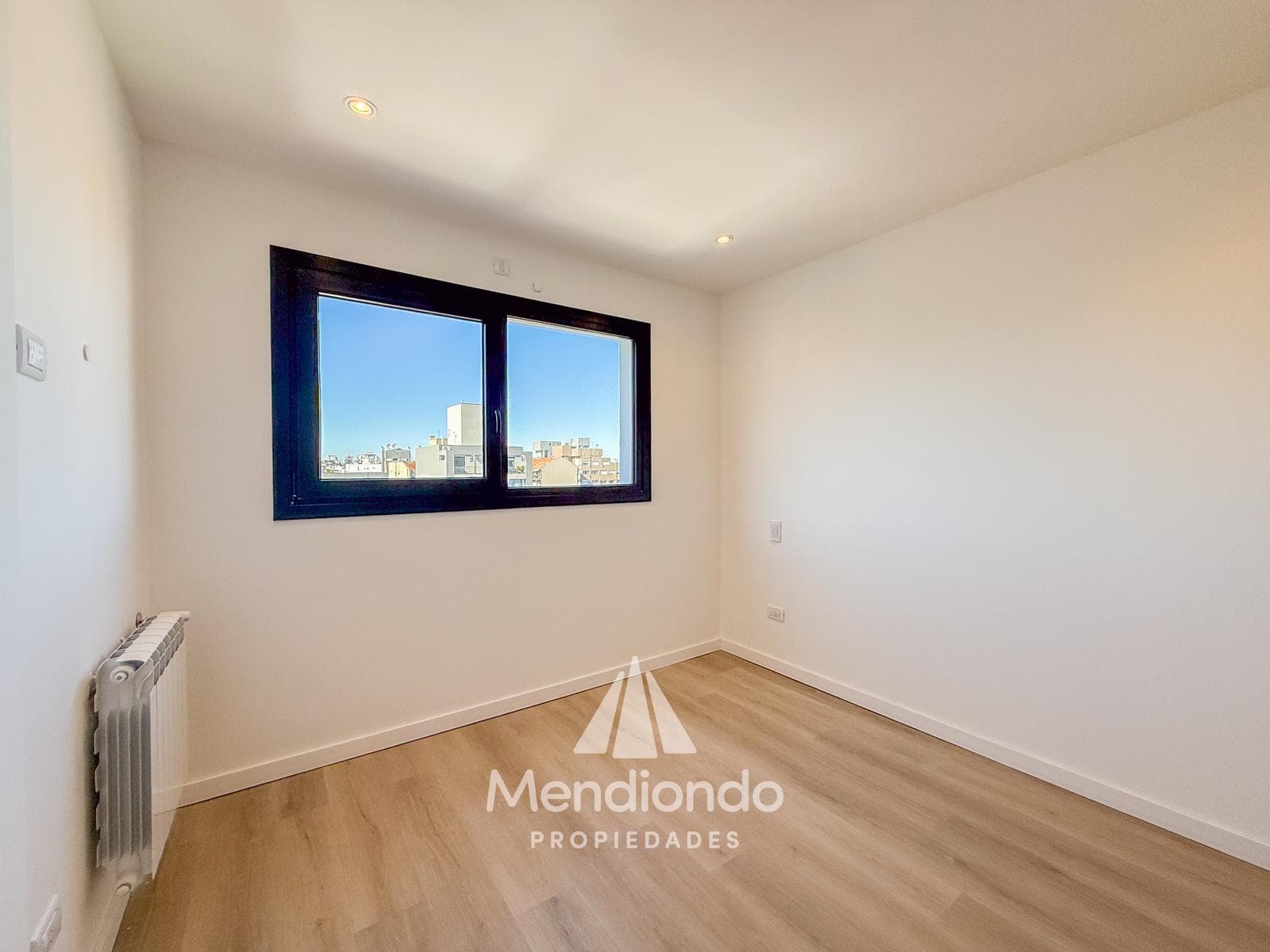 Brand-new 4-bedroom half-duplex apartment. Garage and terrace. Available IMMEDIATELY in Plaza Mitre.