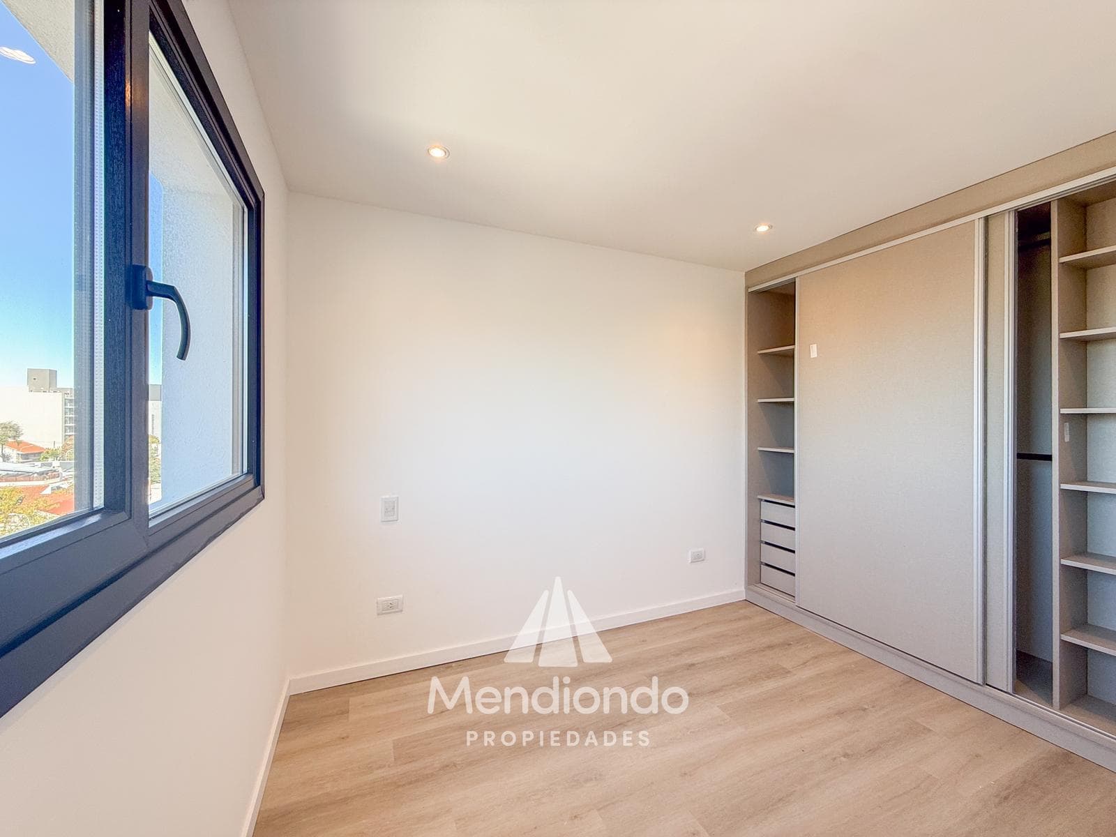 Brand-new 4-bedroom half-duplex apartment. Garage and terrace. Available IMMEDIATELY in Plaza Mitre.
