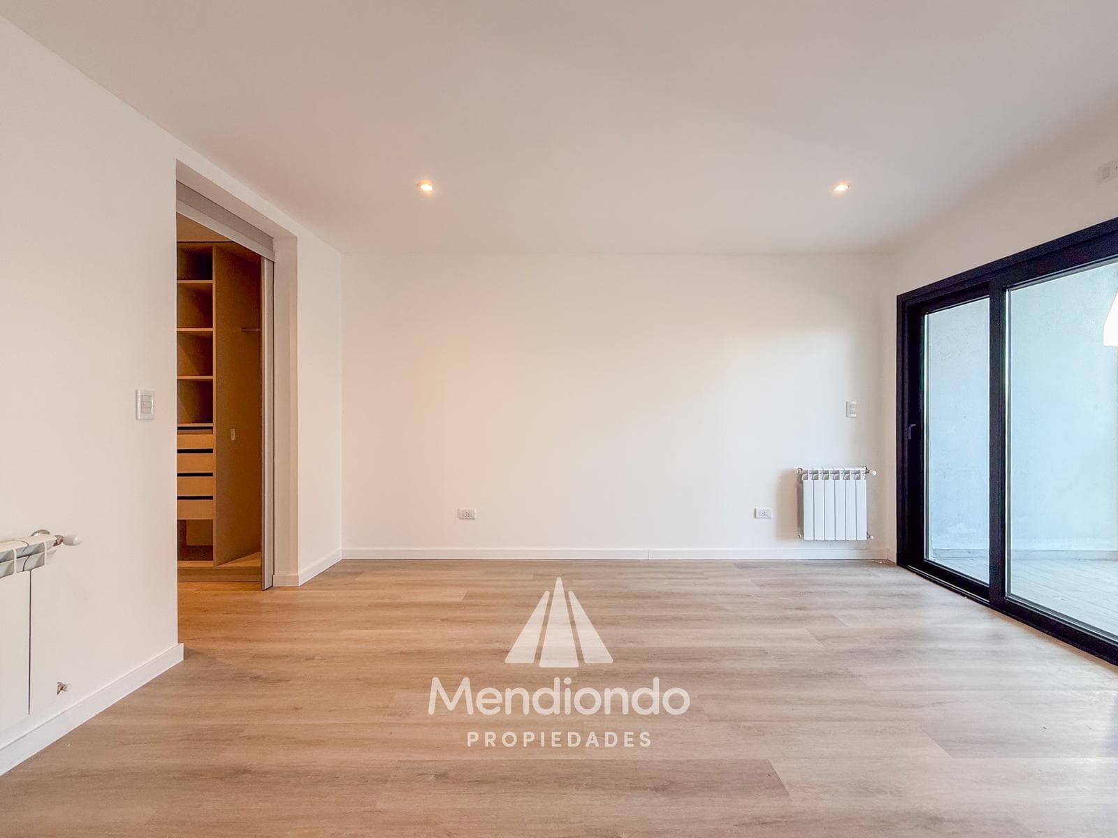 Brand-new 4-bedroom half-duplex apartment. Garage and terrace. Available IMMEDIATELY in Plaza Mitre.