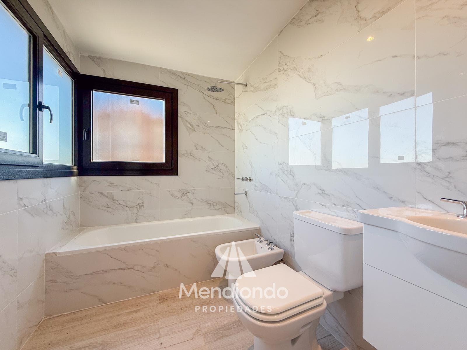 Brand-new 4-bedroom half-duplex apartment. Garage and terrace. Available IMMEDIATELY in Plaza Mitre.