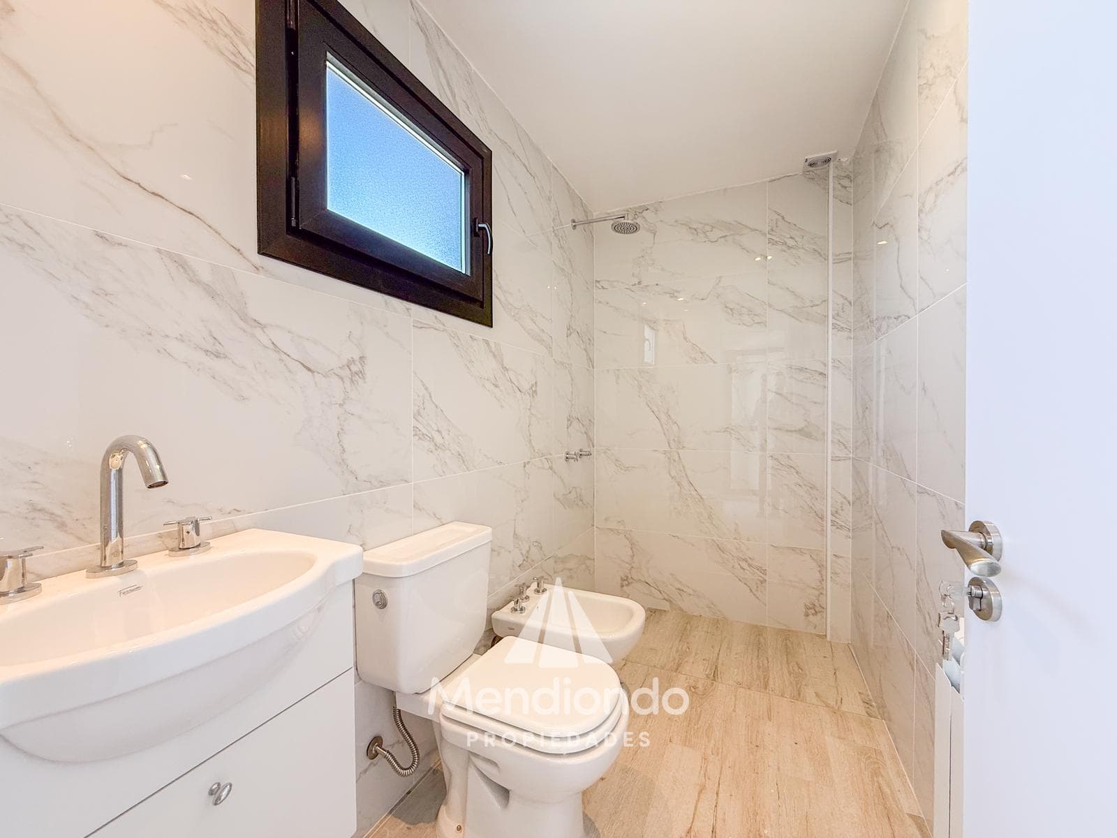 Brand-new 4-bedroom half-duplex apartment. Garage and terrace. Available IMMEDIATELY in Plaza Mitre.