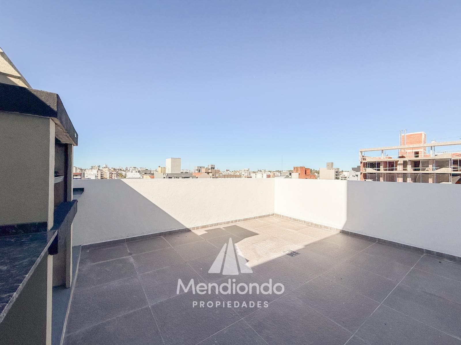 Brand-new 4-bedroom half-duplex apartment. Garage and terrace. Available IMMEDIATELY in Plaza Mitre.
