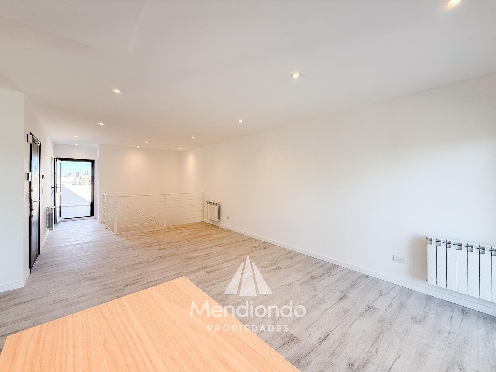 Brand-new 4-bedroom half-duplex apartment. Garage and terrace. Available IMMEDIATELY in Plaza Mitre.