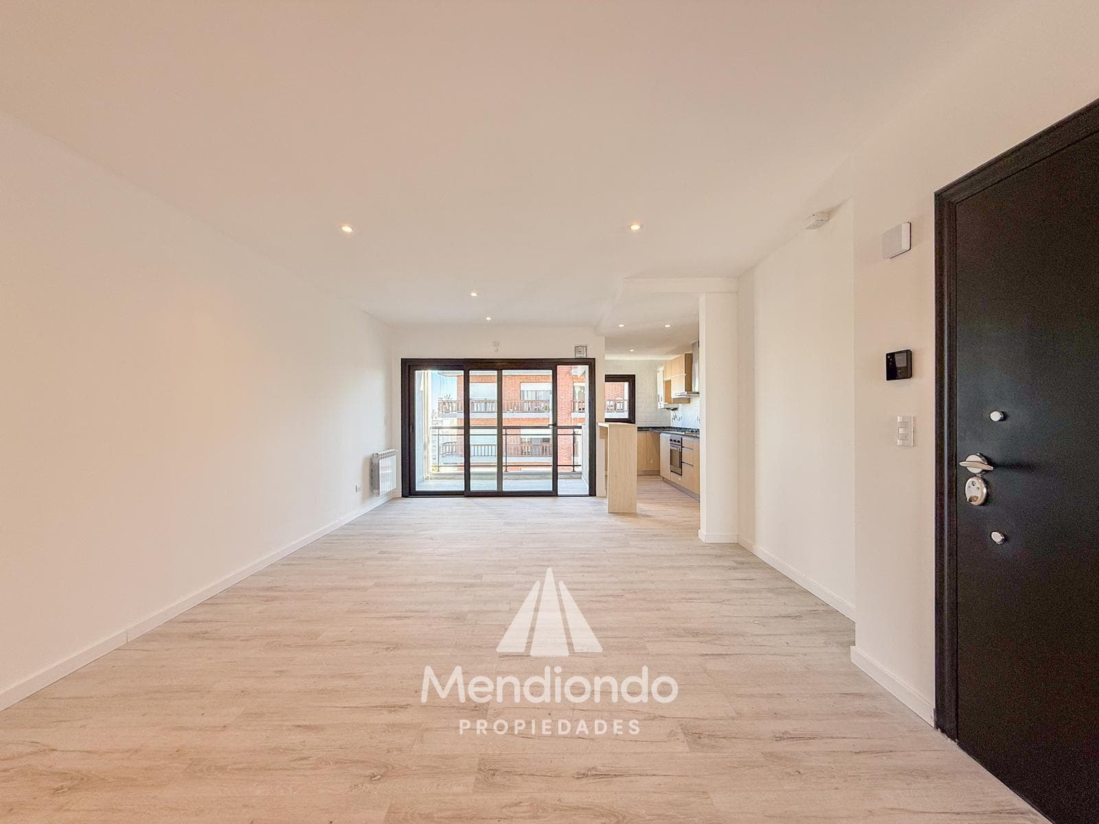 Brand-new 4-bedroom half-duplex apartment. Garage and terrace. Available IMMEDIATELY in Plaza Mitre.
