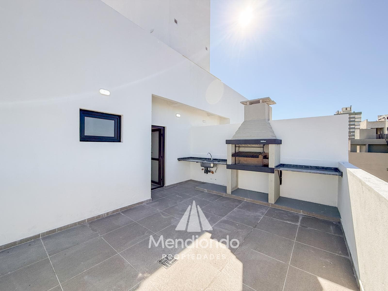 Brand-new 4-bedroom half-duplex apartment. Garage and terrace. Available IMMEDIATELY in Plaza Mitre.