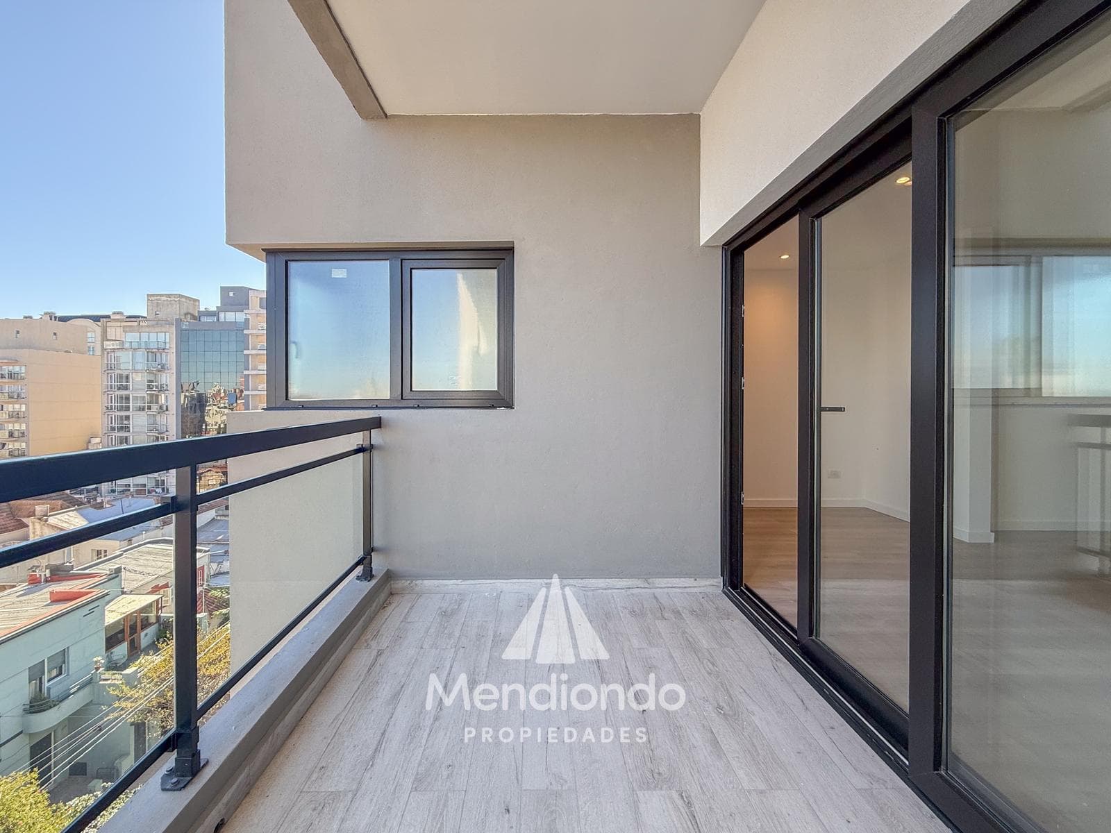 Brand-new 4-bedroom half-duplex apartment. Garage and terrace. Available IMMEDIATELY in Plaza Mitre.