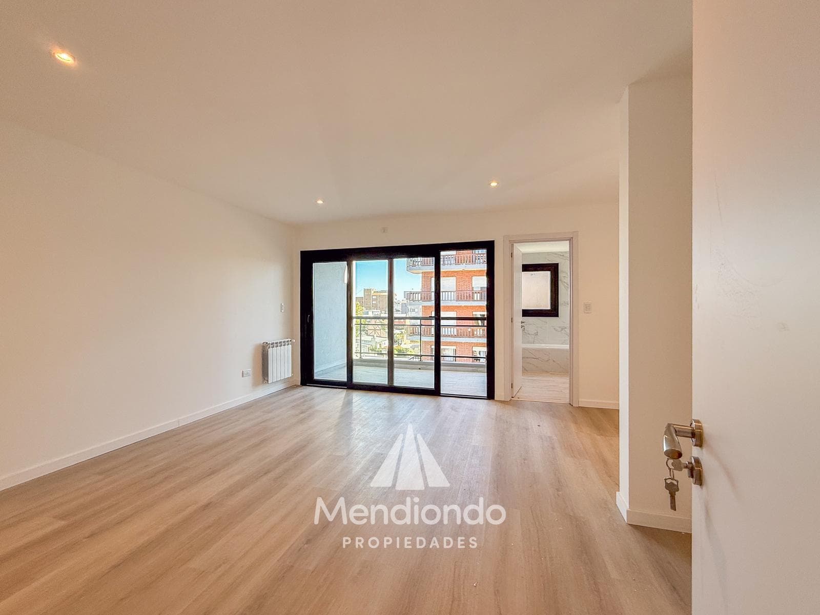 Brand-new 4-bedroom half-duplex apartment. Garage and terrace. Available IMMEDIATELY in Plaza Mitre.