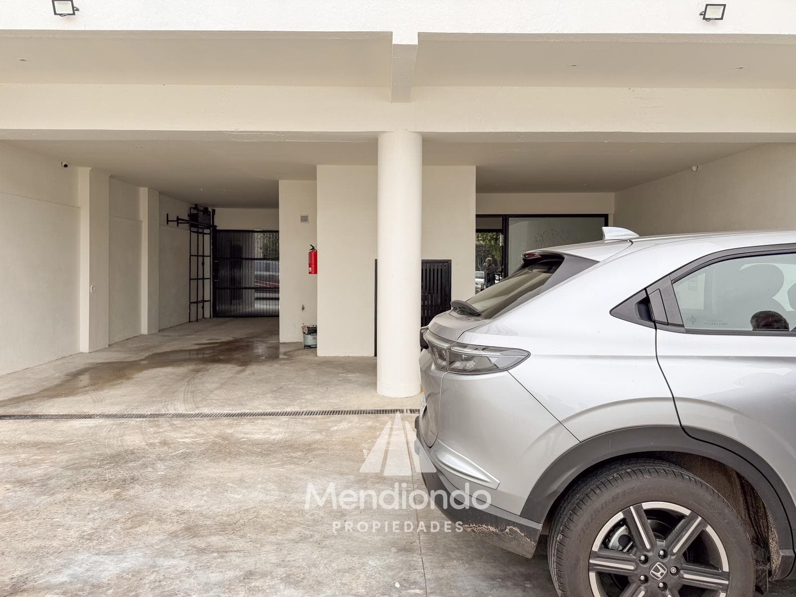 Brand-new 4-bedroom half-duplex apartment. Garage and terrace. Available IMMEDIATELY in Plaza Mitre.