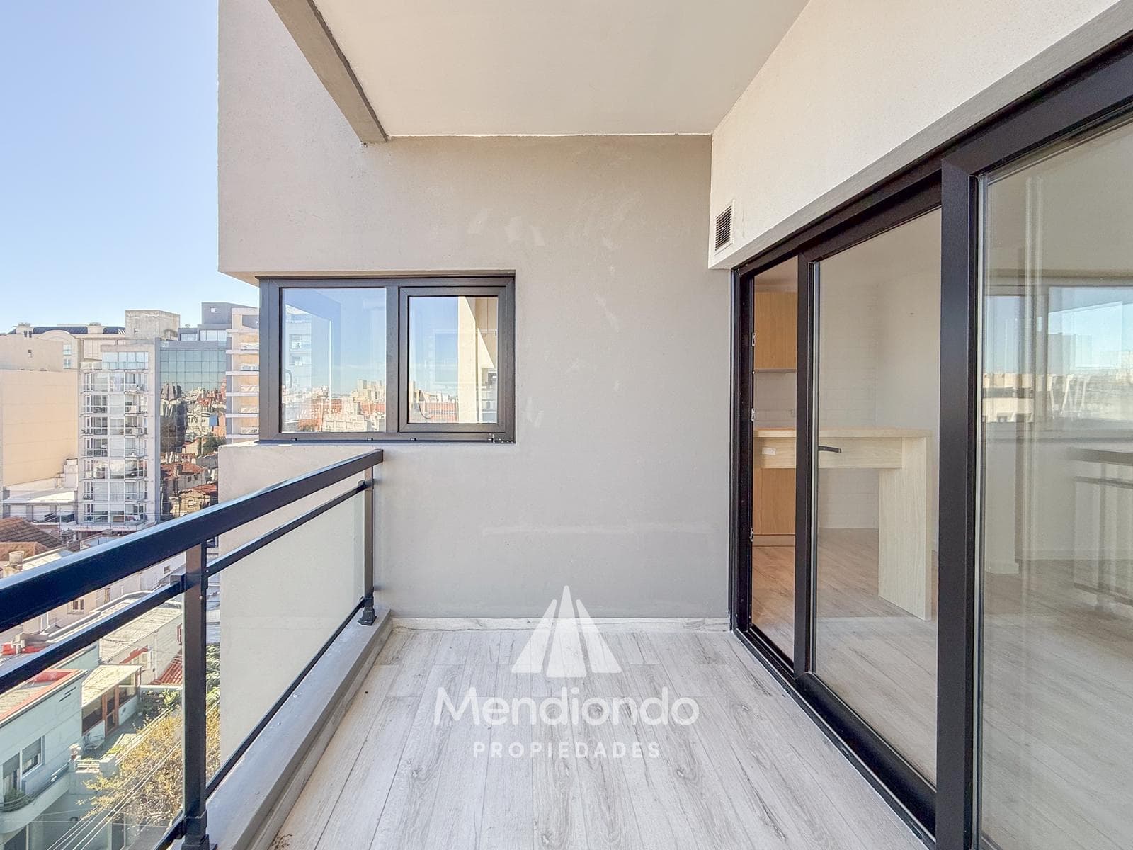 Brand-new 4-bedroom half-duplex apartment. Garage and terrace. Available IMMEDIATELY in Plaza Mitre.