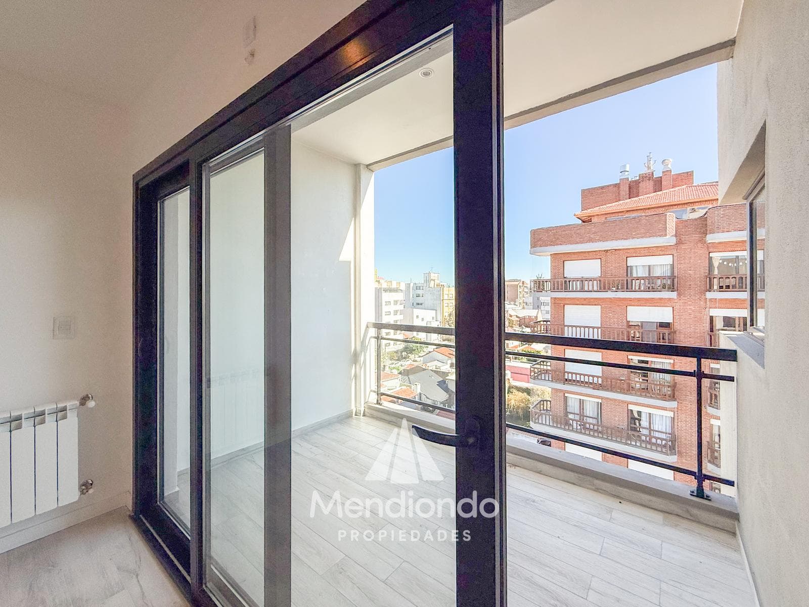 Brand-new 4-bedroom half-duplex apartment. Garage and terrace. Available IMMEDIATELY in Plaza Mitre.