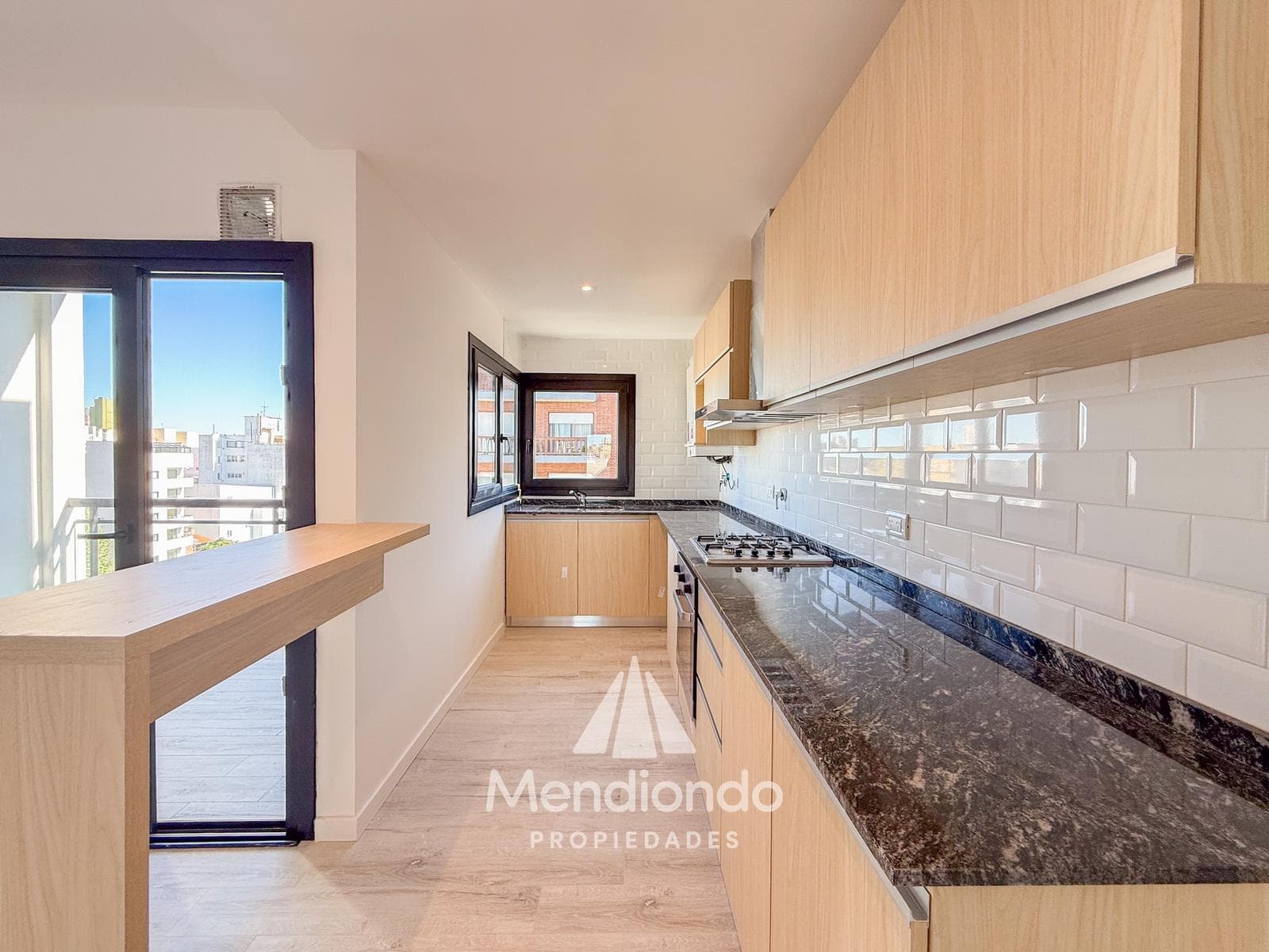 Brand-new 4-bedroom half-duplex apartment. Garage and terrace. Available IMMEDIATELY in Plaza Mitre.