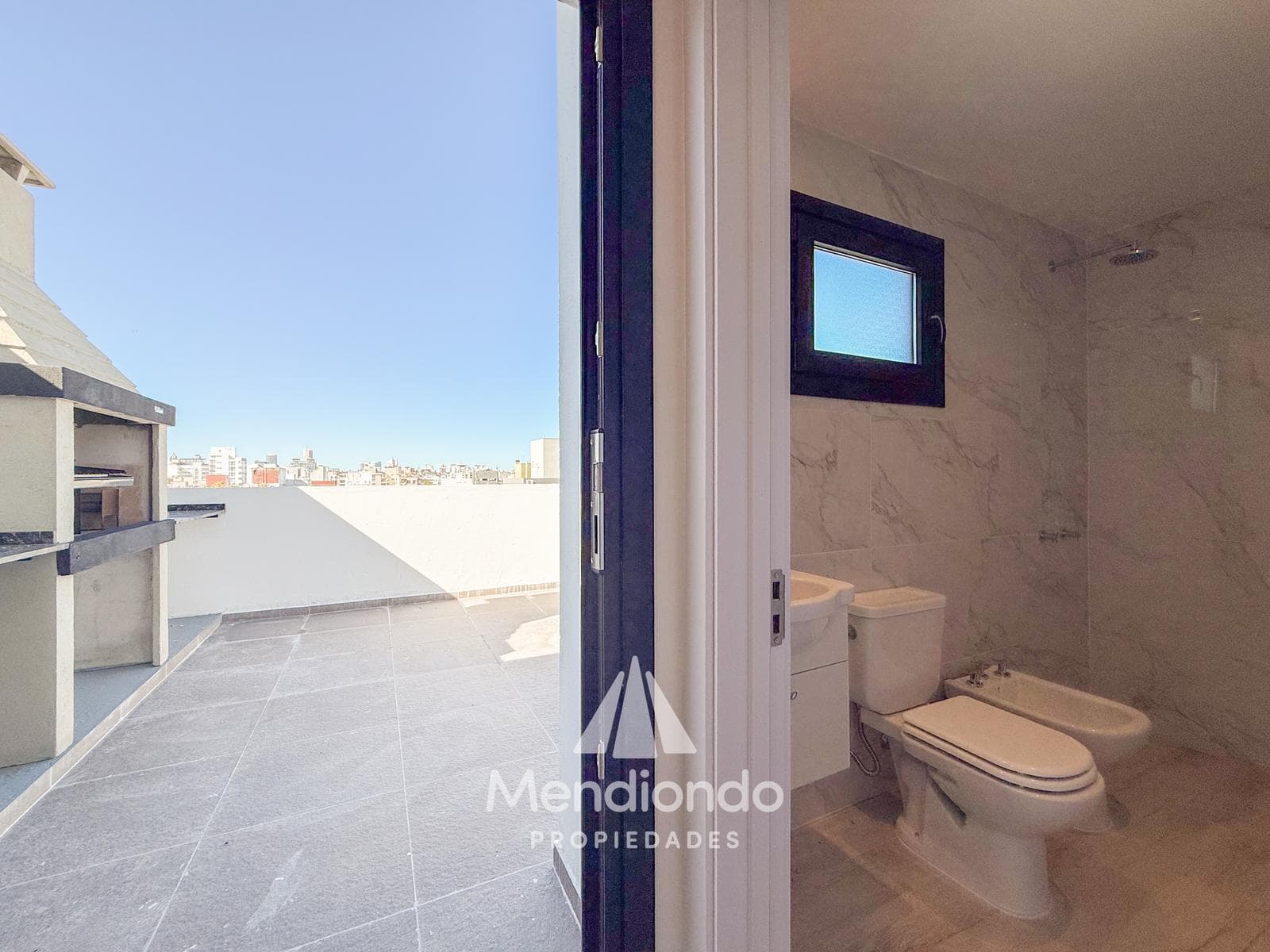 Brand-new 4-bedroom half-duplex apartment. Garage and terrace. Available IMMEDIATELY in Plaza Mitre.