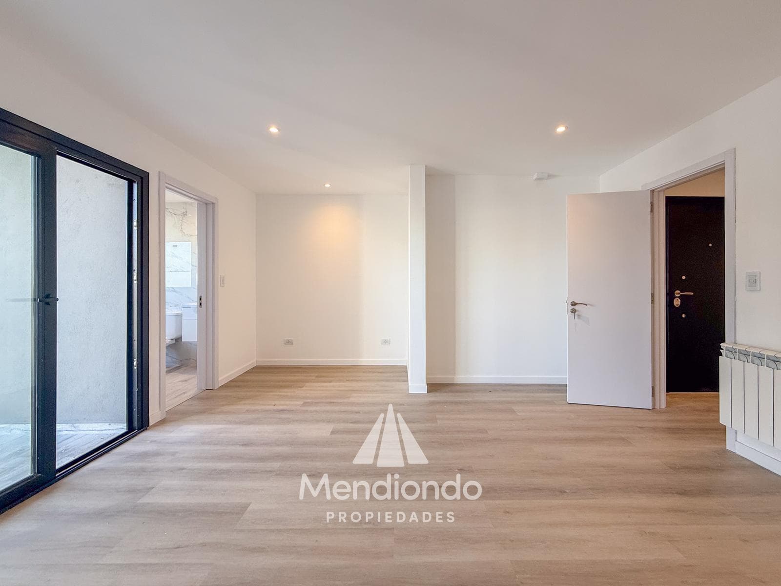 Brand-new 4-bedroom half-duplex apartment. Garage and terrace. Available IMMEDIATELY in Plaza Mitre.