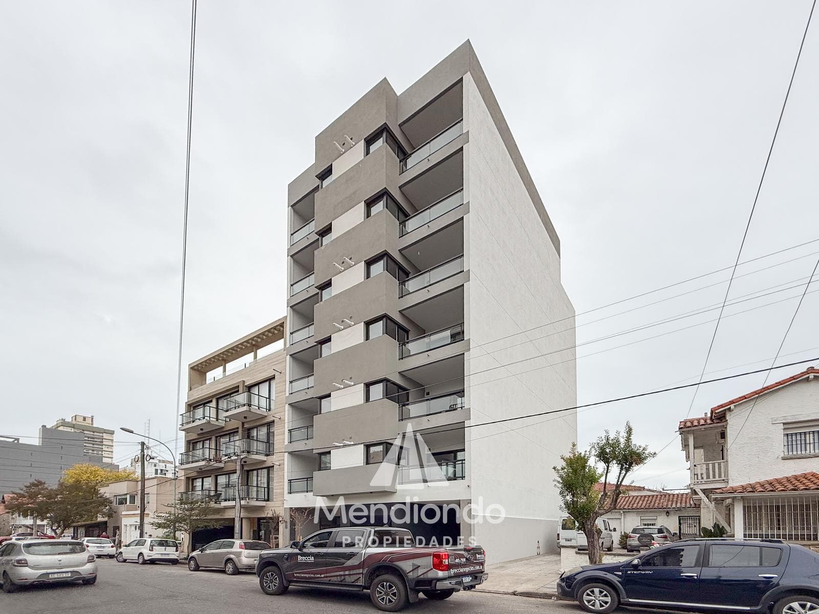 Brand-new 4-bedroom half-duplex apartment. Garage and terrace. Available IMMEDIATELY in Plaza Mitre.