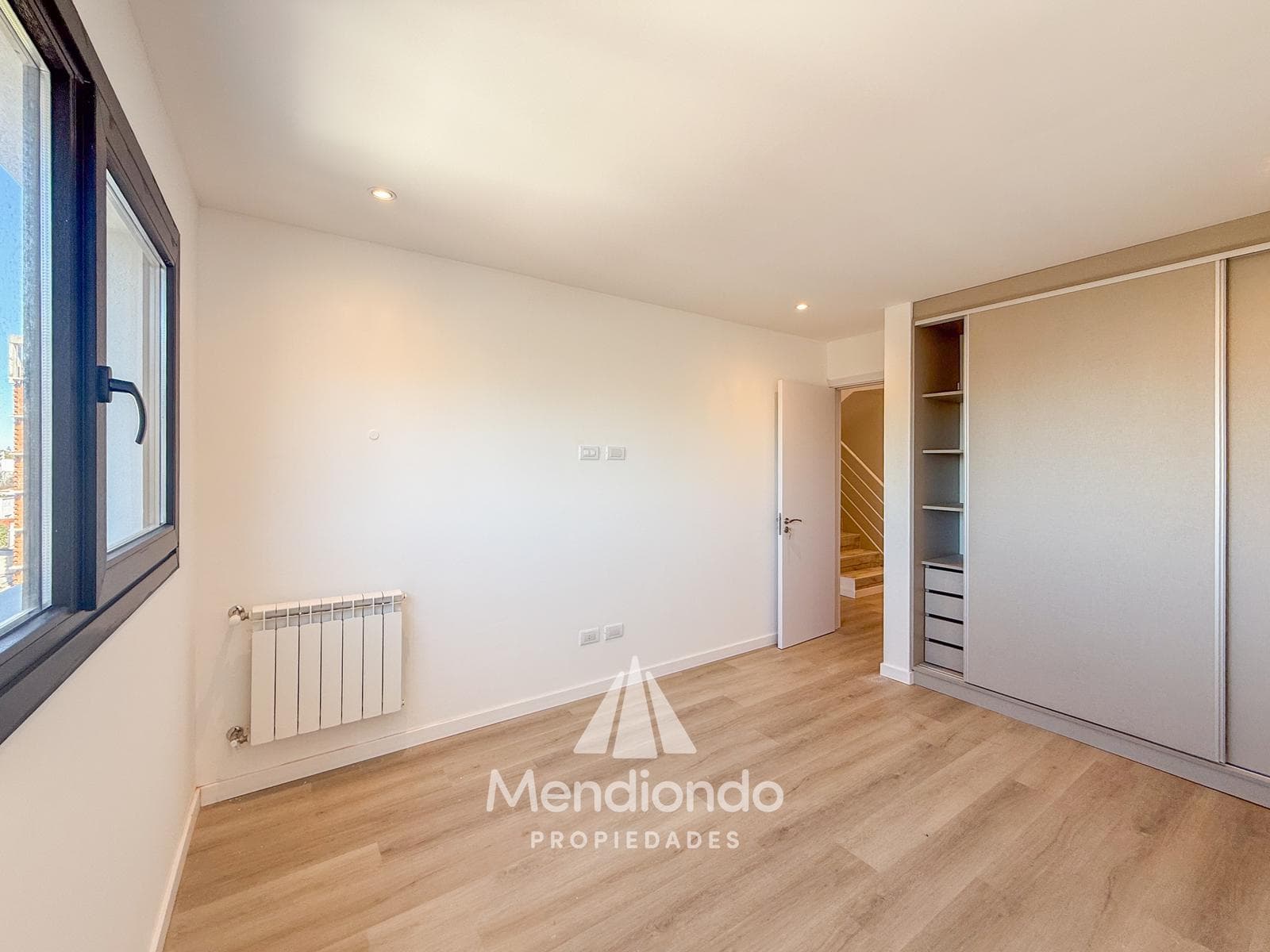 Brand-new 4-bedroom half-duplex apartment. Garage and terrace. Available IMMEDIATELY in Plaza Mitre.