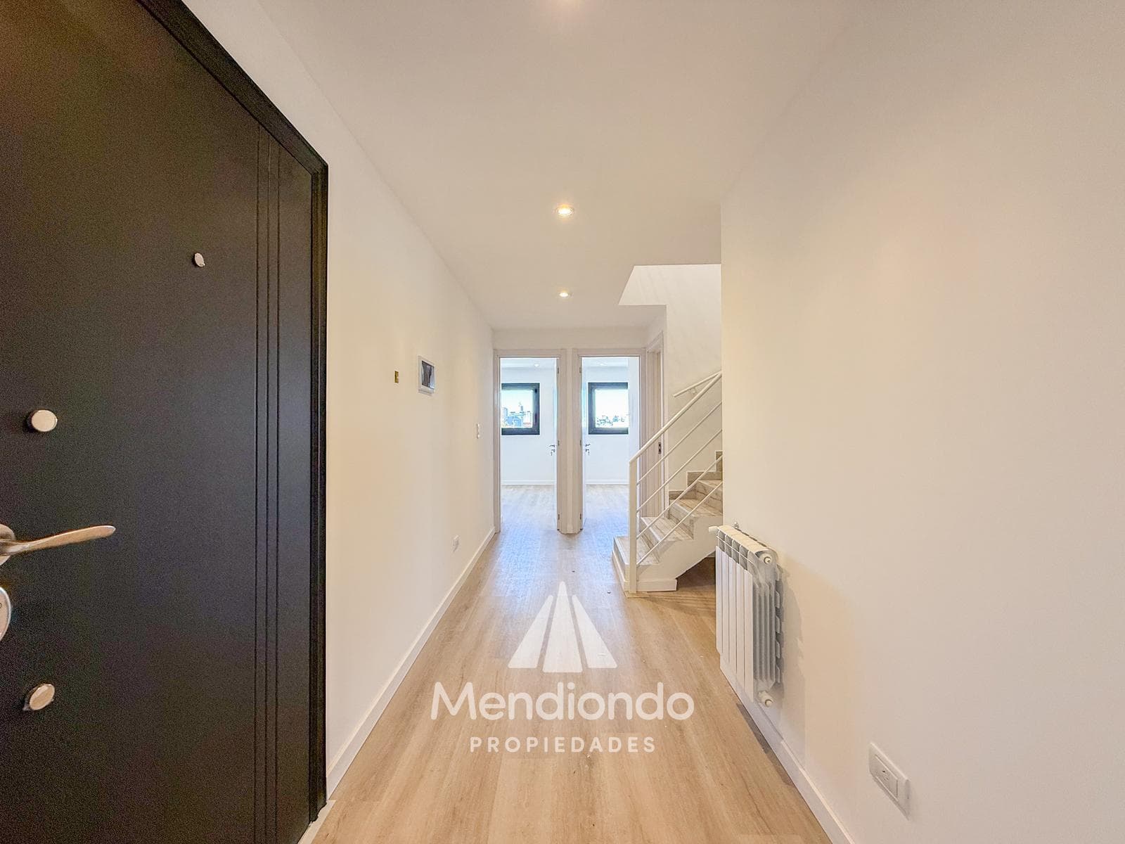 Brand-new 4-bedroom half-duplex apartment. Garage and terrace. Available IMMEDIATELY in Plaza Mitre.