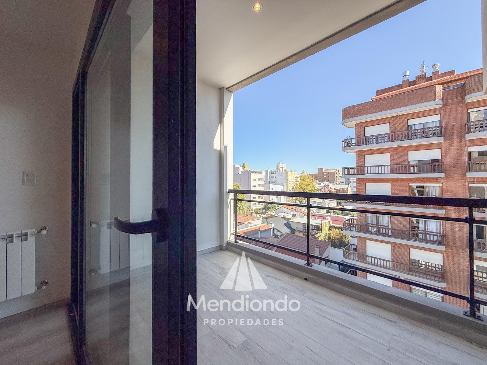 Brand-new 4-bedroom half-duplex apartment. Garage and terrace. Available IMMEDIATELY in Plaza Mitre.