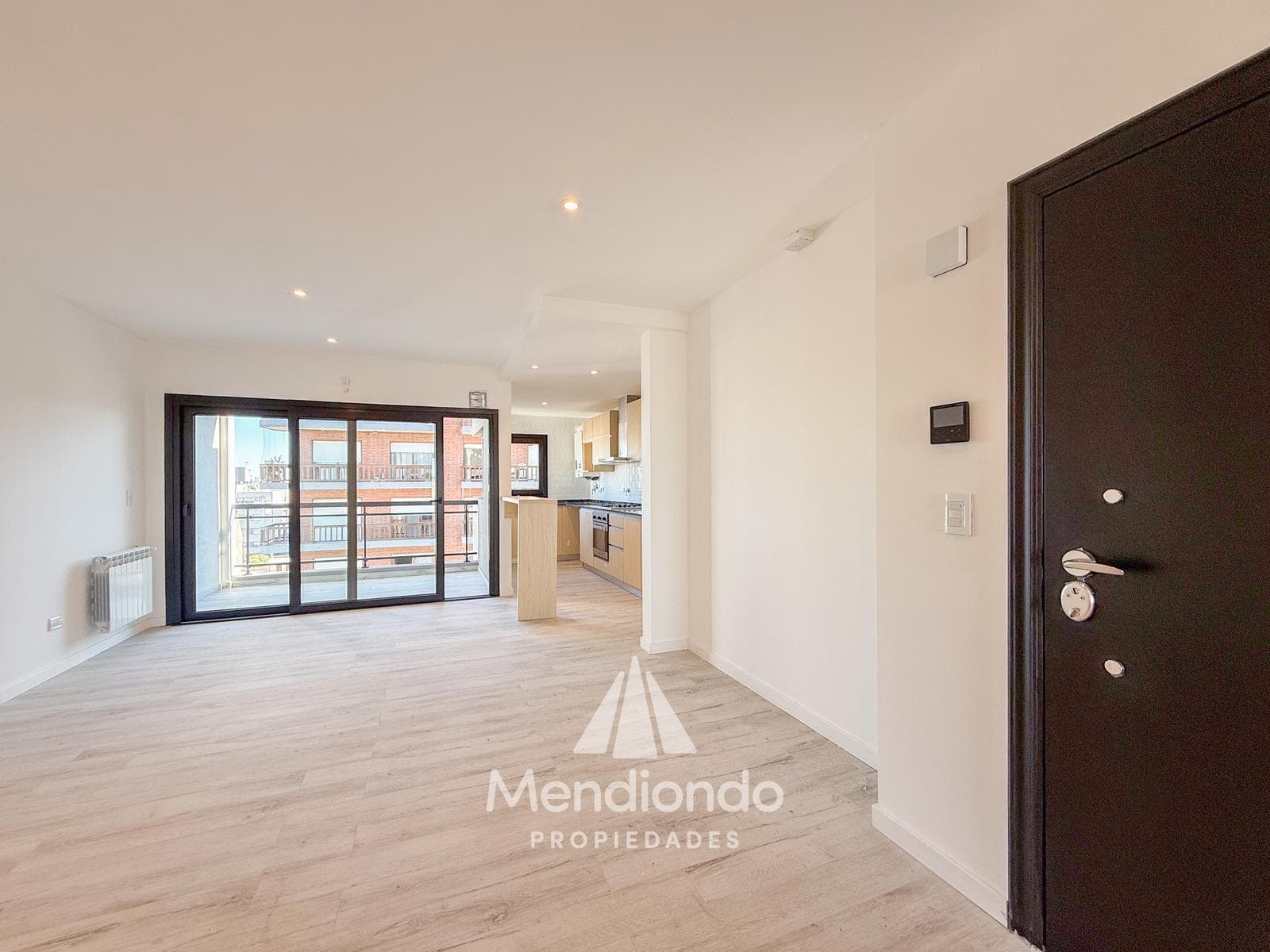 Brand-new 4-bedroom half-duplex apartment. Garage and terrace. Available IMMEDIATELY in Plaza Mitre.