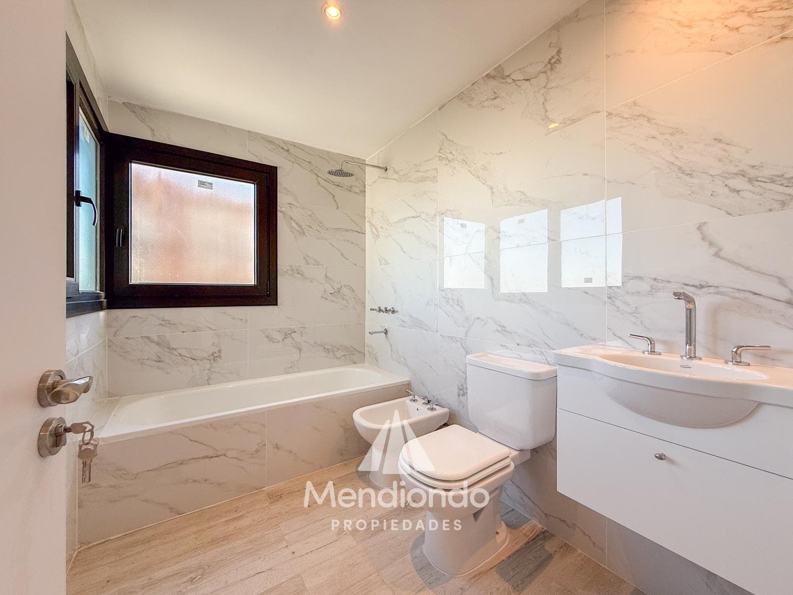 Brand-new 4-bedroom half-duplex apartment. Garage and terrace. Available IMMEDIATELY in Plaza Mitre.