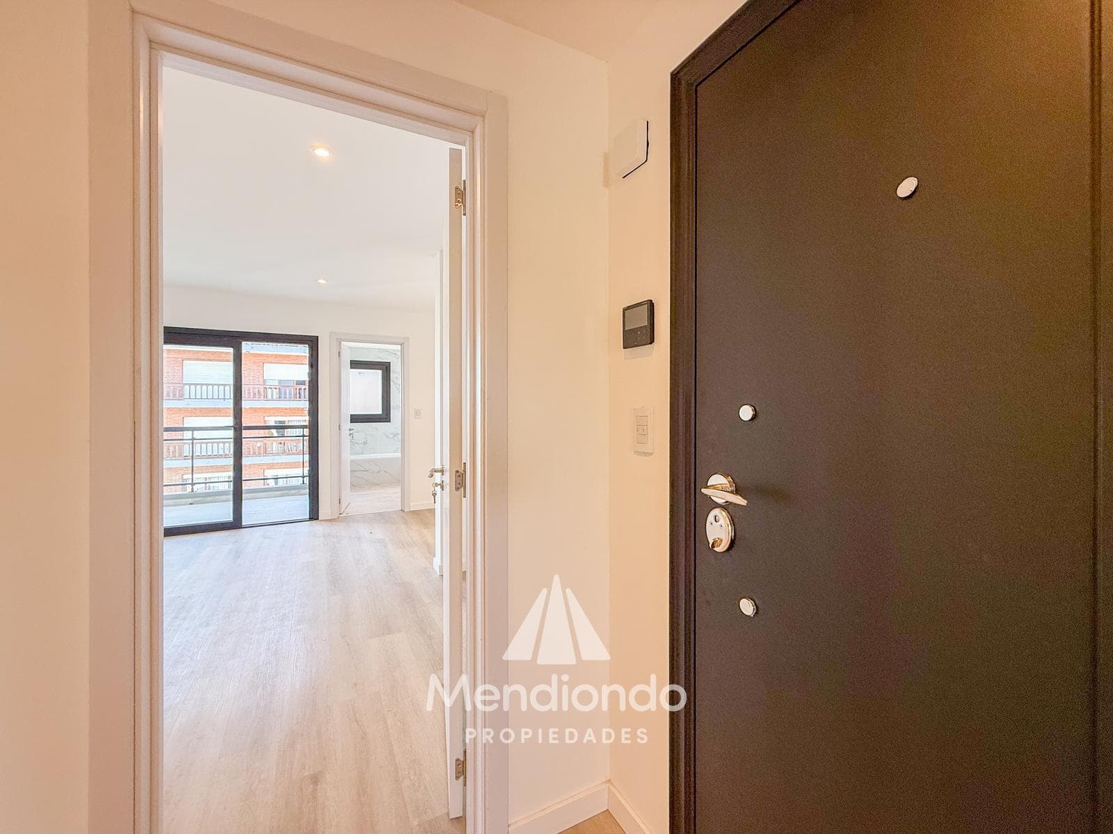 Brand-new 4-bedroom half-duplex apartment. Garage and terrace. Available IMMEDIATELY in Plaza Mitre.