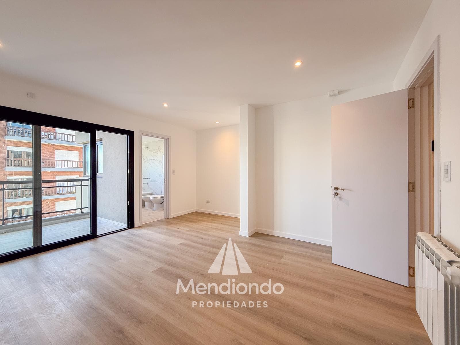 Brand-new 4-bedroom half-duplex apartment. Garage and terrace. Available IMMEDIATELY in Plaza Mitre.