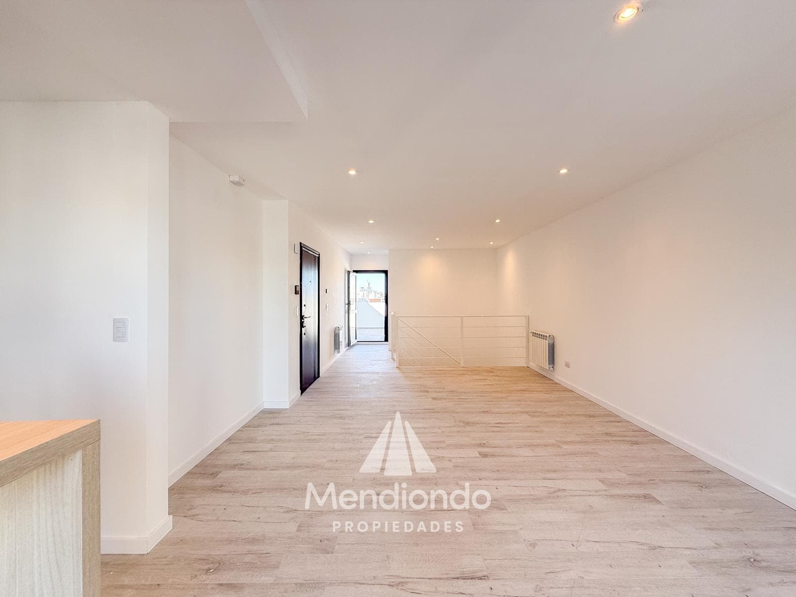 Brand-new 4-bedroom half-duplex apartment. Garage and terrace. Available IMMEDIATELY in Plaza Mitre.