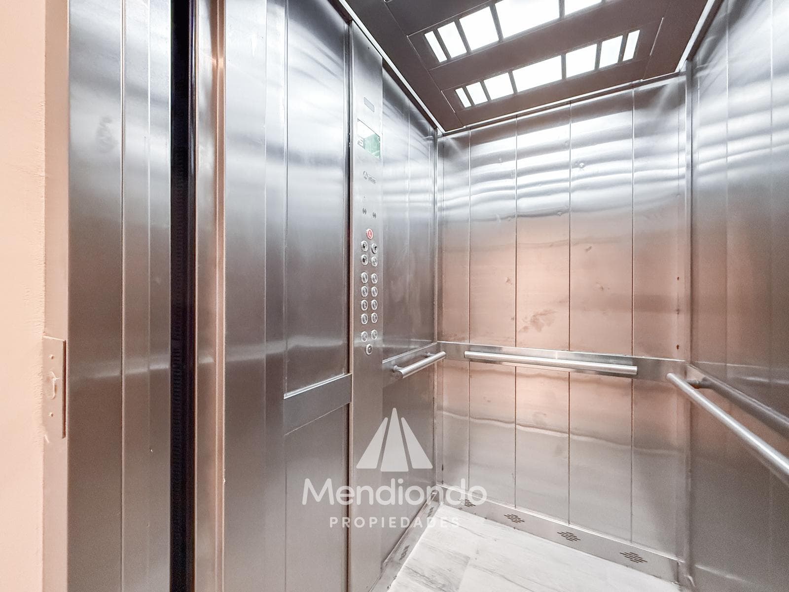 Brand-new 4-bedroom half-duplex apartment. Garage and terrace. Available IMMEDIATELY in Plaza Mitre.
