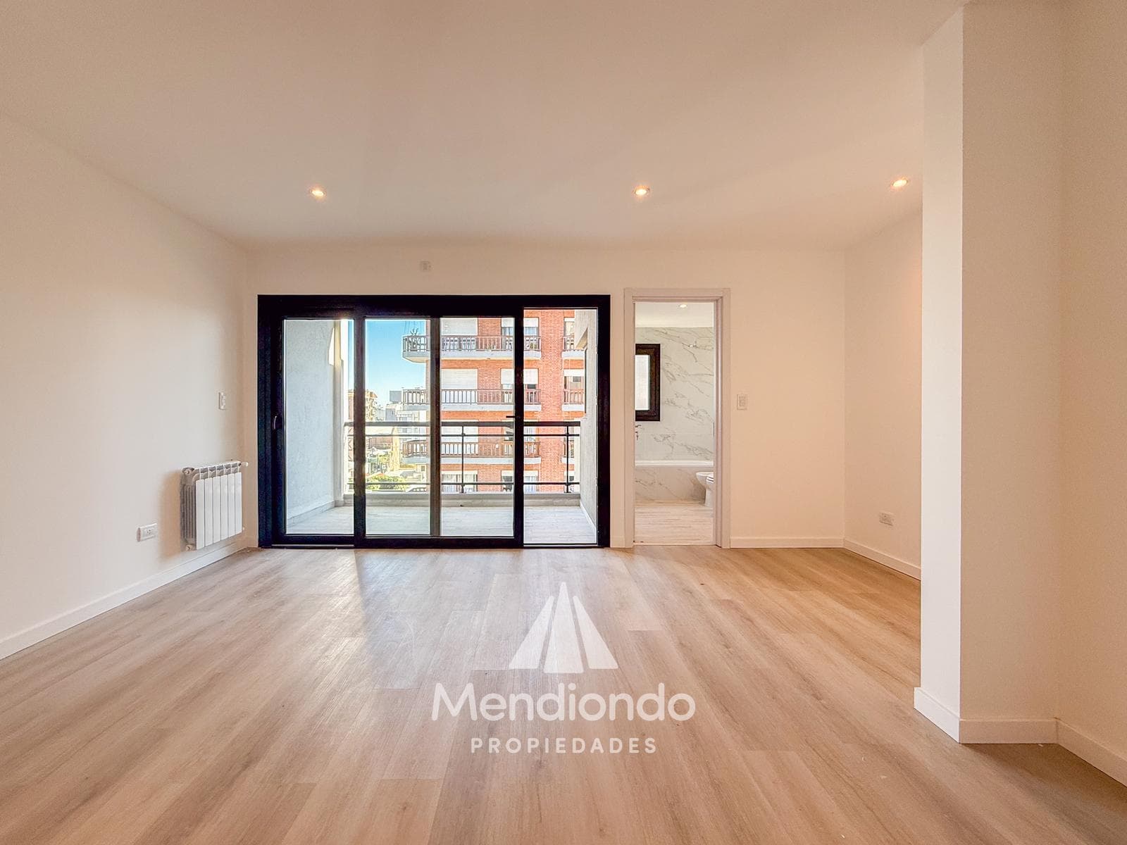 Brand-new 4-bedroom half-duplex apartment. Garage and terrace. Available IMMEDIATELY in Plaza Mitre.